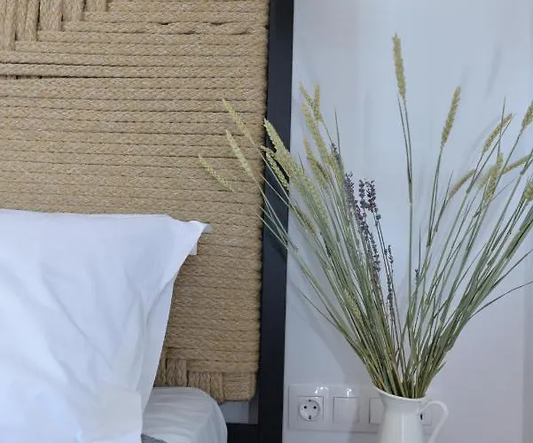 Milos Del Sol Adamantas