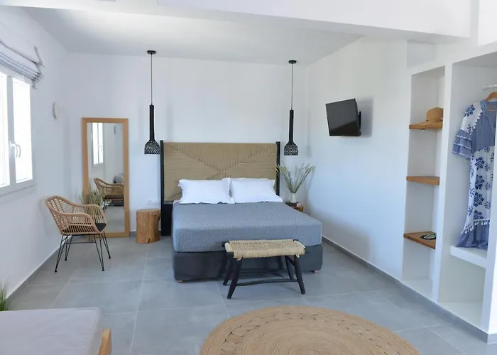 Milos Del Sol Adamantas